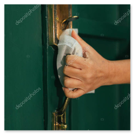 Massiver Schutzbeschlag an Haustür