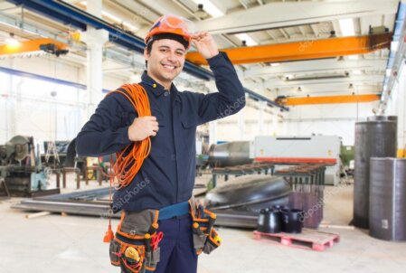 Hausmeister bei der Kontrolle der Haustechnik