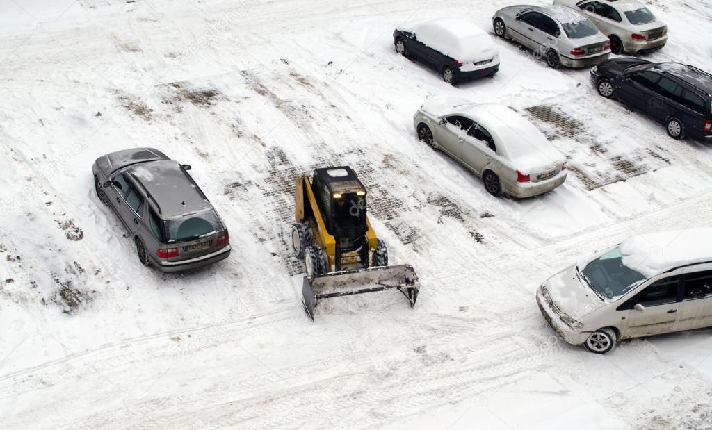 Geräumter Parkplatz mit gestreuten Flächen