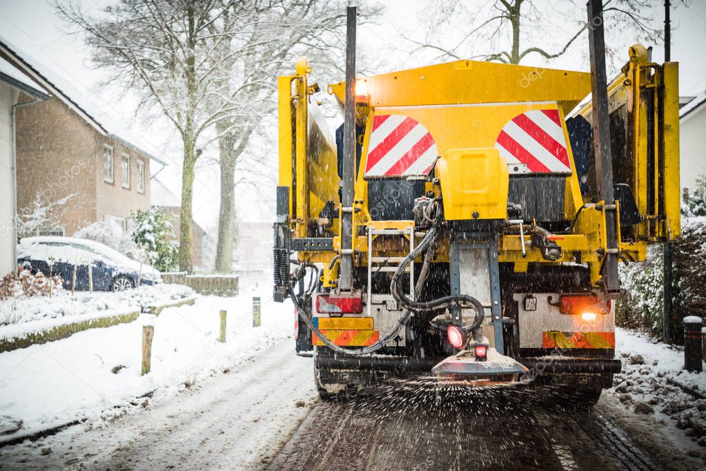 Streudienst bei Kontrollfahrt im Winter