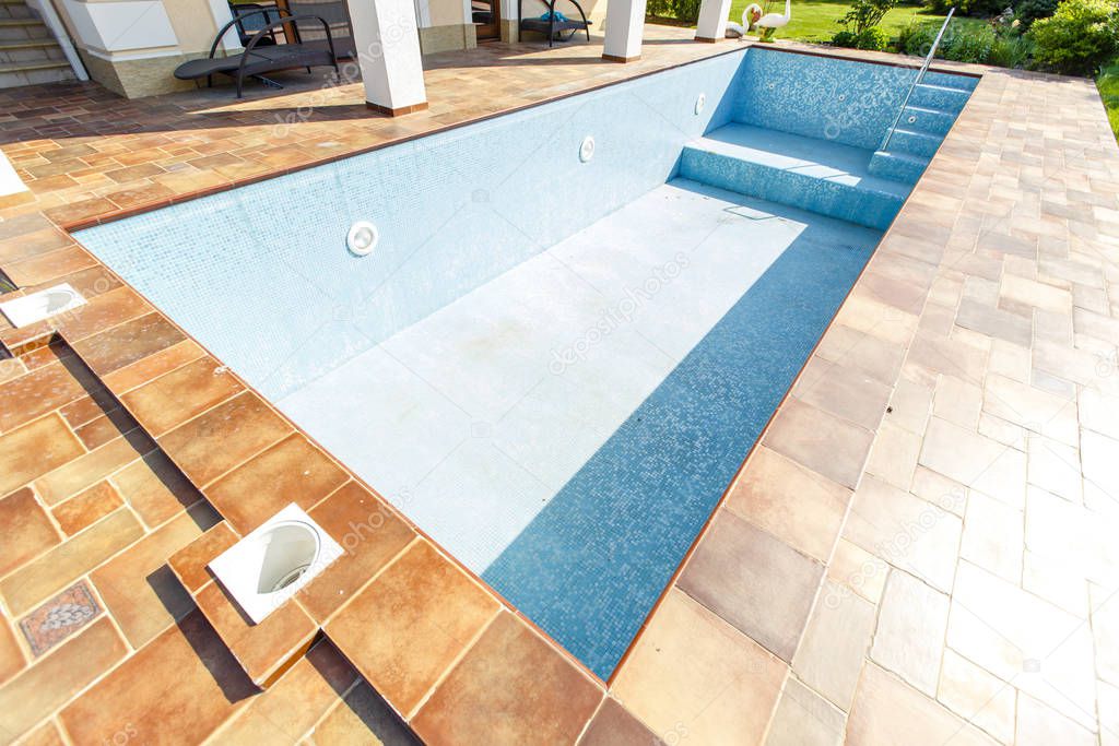 Grundreinigung von Bodenfliesen