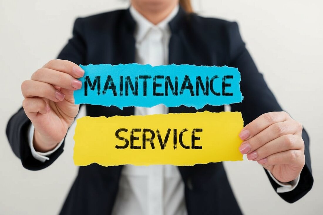 Hausmeister überprüft Anlage